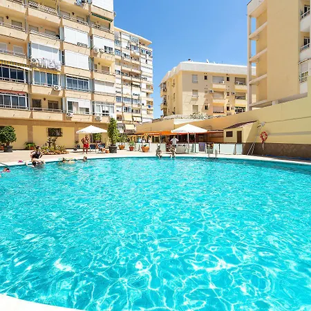 With Terrace & Seasonal Pool Terraza Y Piscina דירה